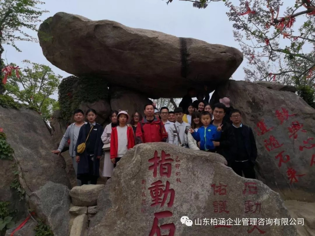 山青翠，云嫵媚，云瀑洞天書寫了“柏涵”的微醺春光